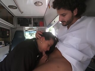 La Jefa Paramedico Convence Al Empleado Nuevo A Chichar En La Ambulancia